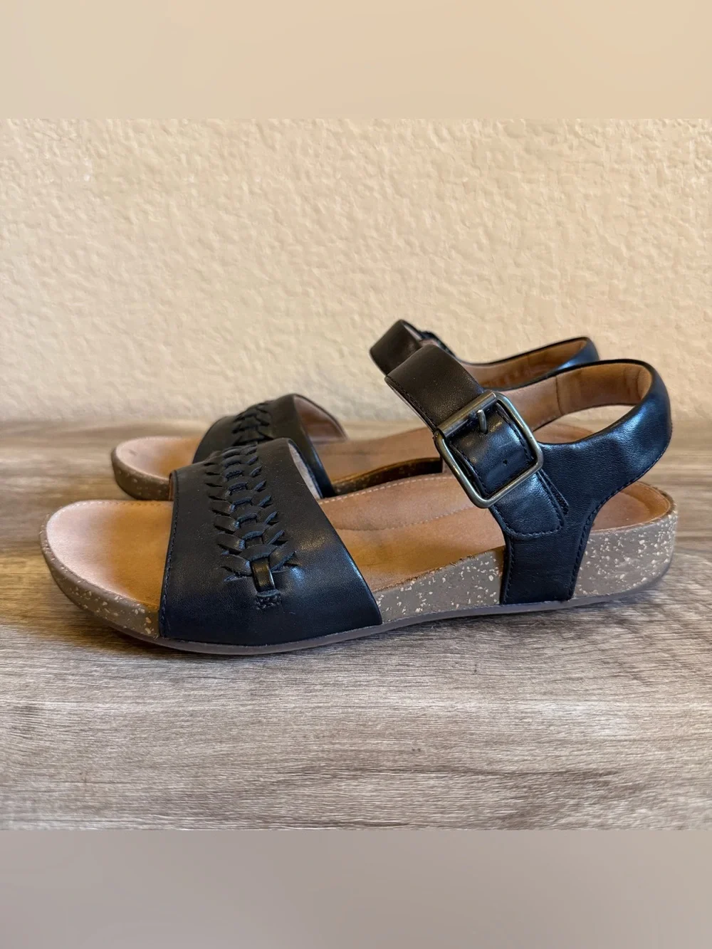 Clarks Un Perri Way Sandals Braided Leather straps cushioned Footbed
